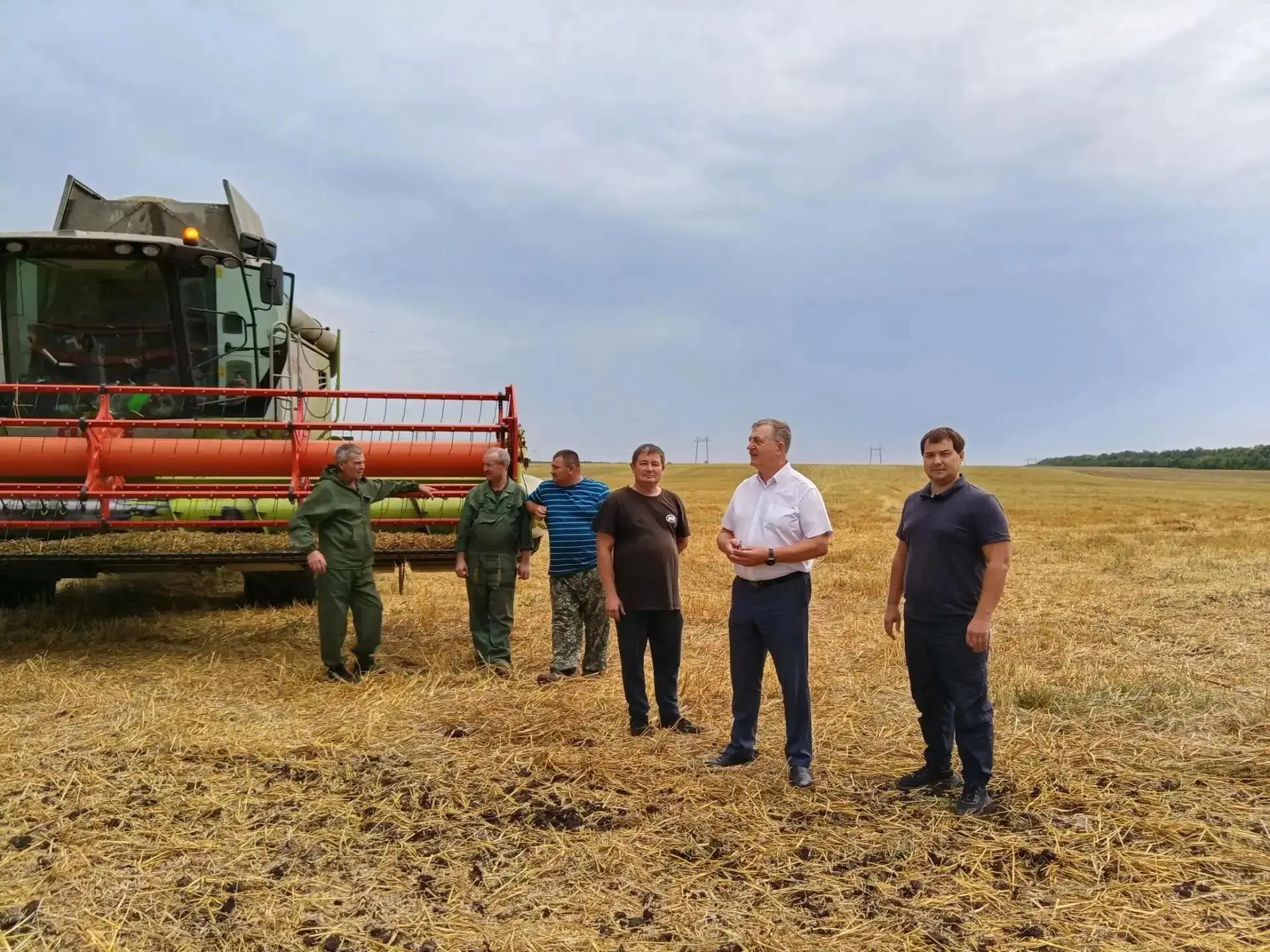 Уборочная кампания в районе продолжается, несмотря на дождливую погоду, и я держу её на...