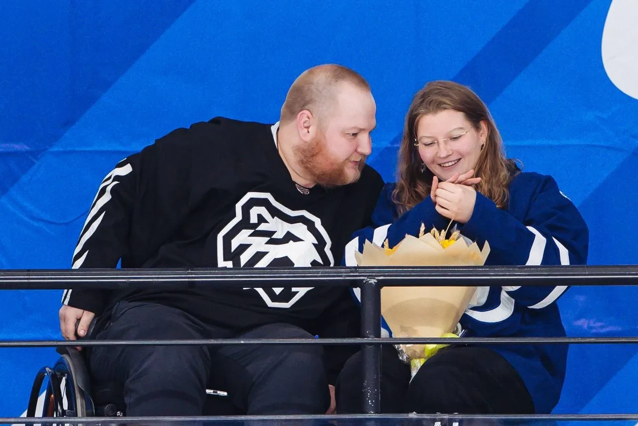 🥹 Любовь — это болеть за разные команды, но все равно быть вместе 💙