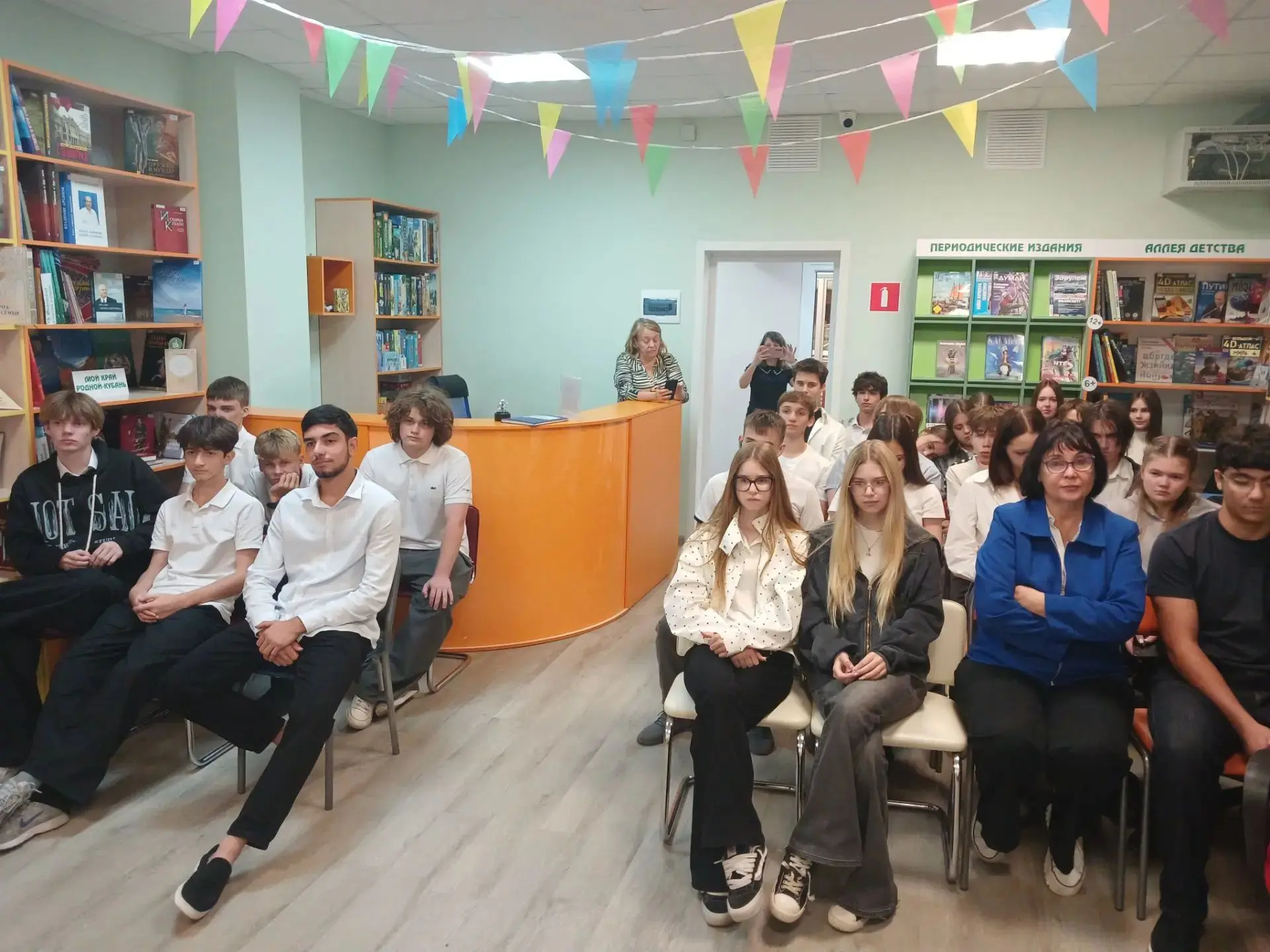 Учащиеся 10"Д" класса МАОУ СОШ65 посетили библиотеку №26 в микорайоне " Молодёжный".Реб...