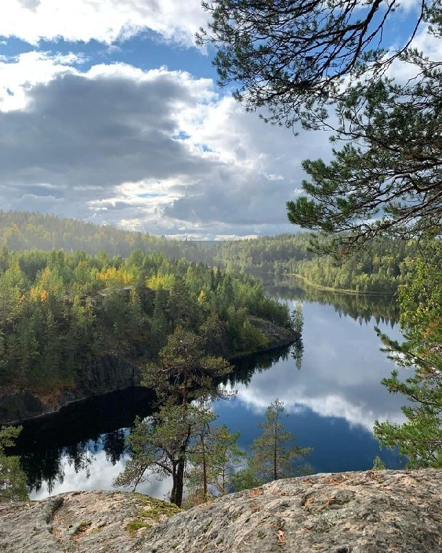 🌲 Озеро Треугольное — скалы и синяя вода в пограничной зоне
