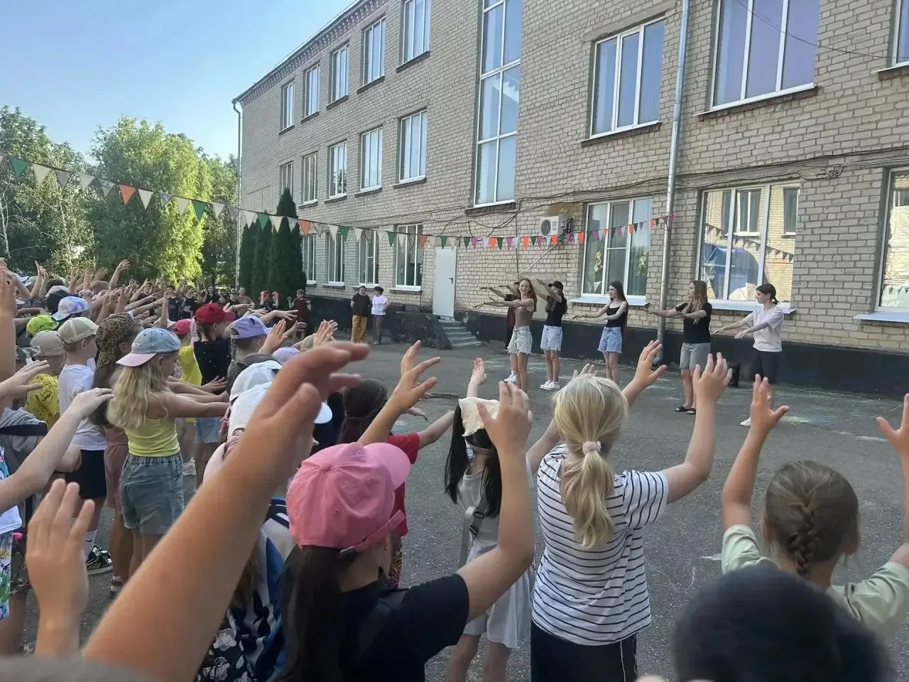☀️Второй день в лагере «Планета детства» прошел энергично, дружно и очень солнечно!
Ребята приняли у