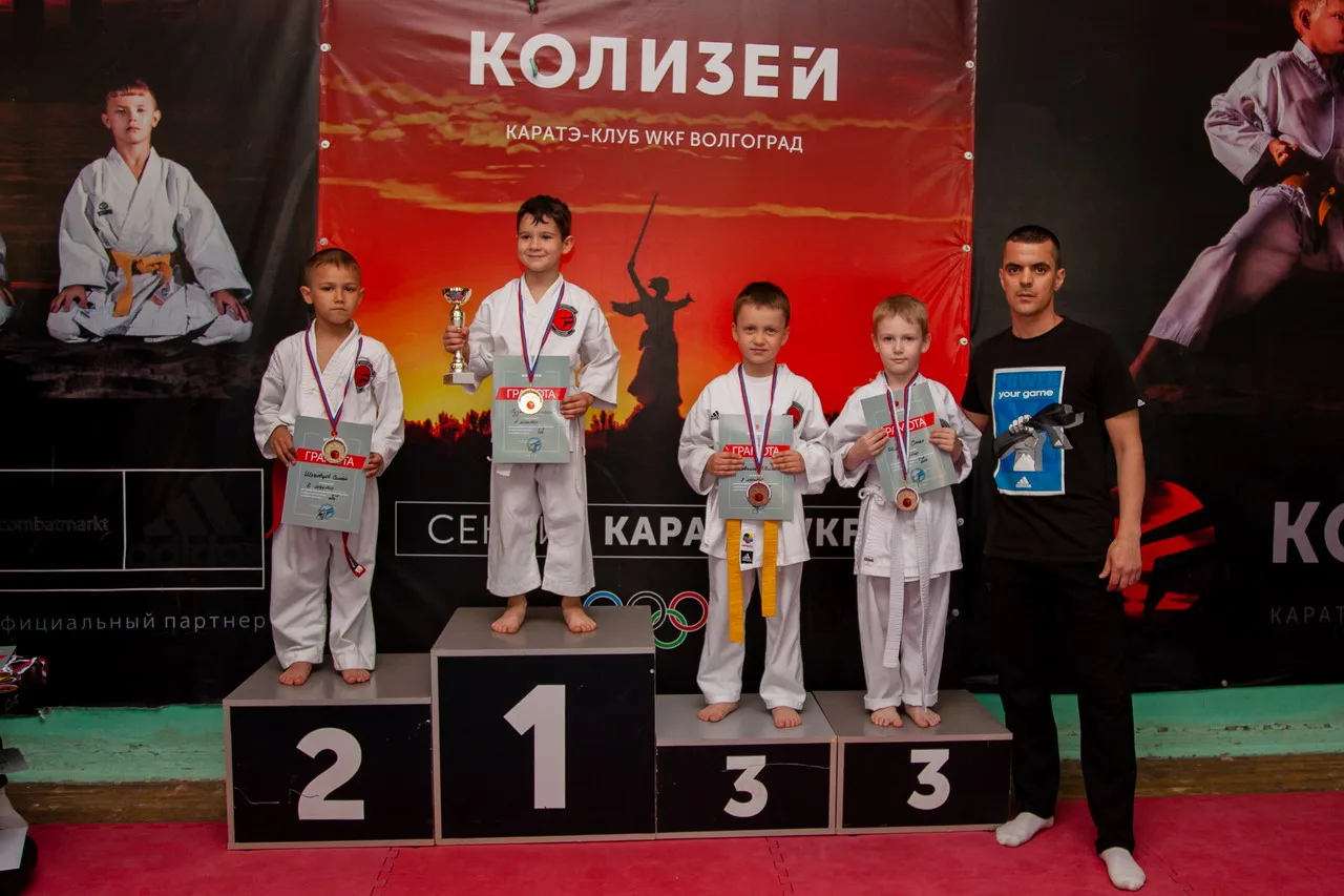 Приглашаем мальчиков и девочек присоединиться к школьному спортивному клубу Каратэ "Кол...