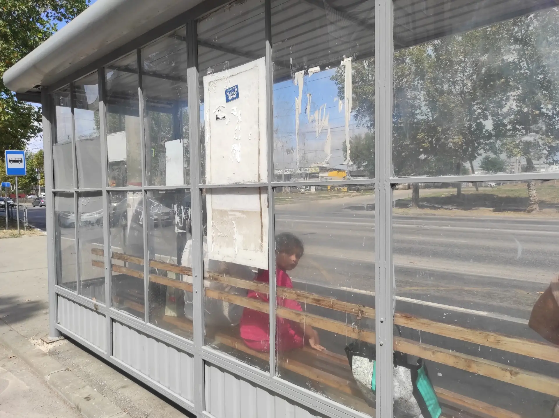 🚌 После публикации «КерчьИНФО» в Керчи начали мыть остановки