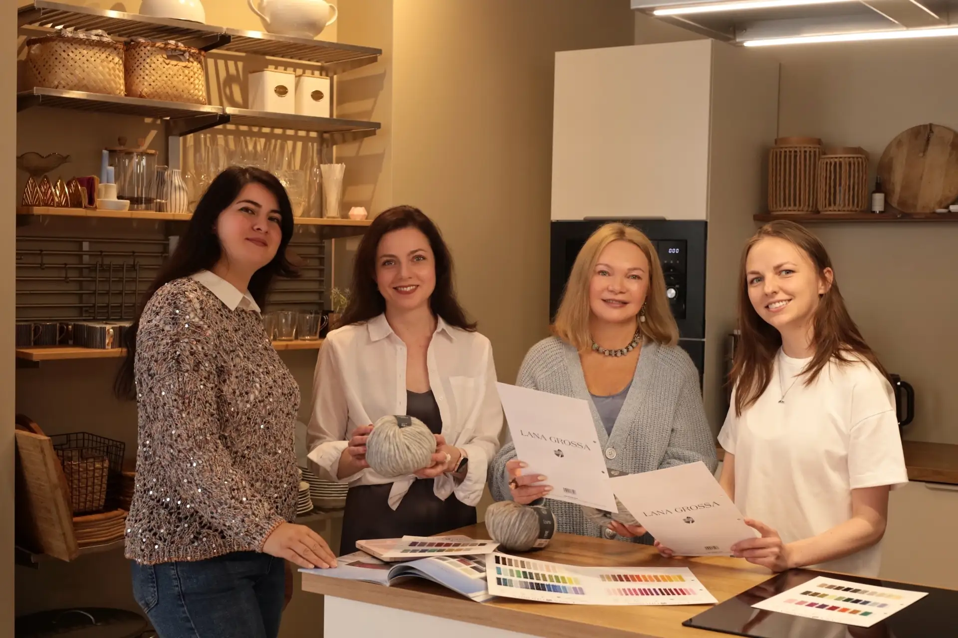 👩‍🎓 С днем студента!   Спицы и клубки пряжи навсегда делают нас… студентами.   Мы учимся новым техни