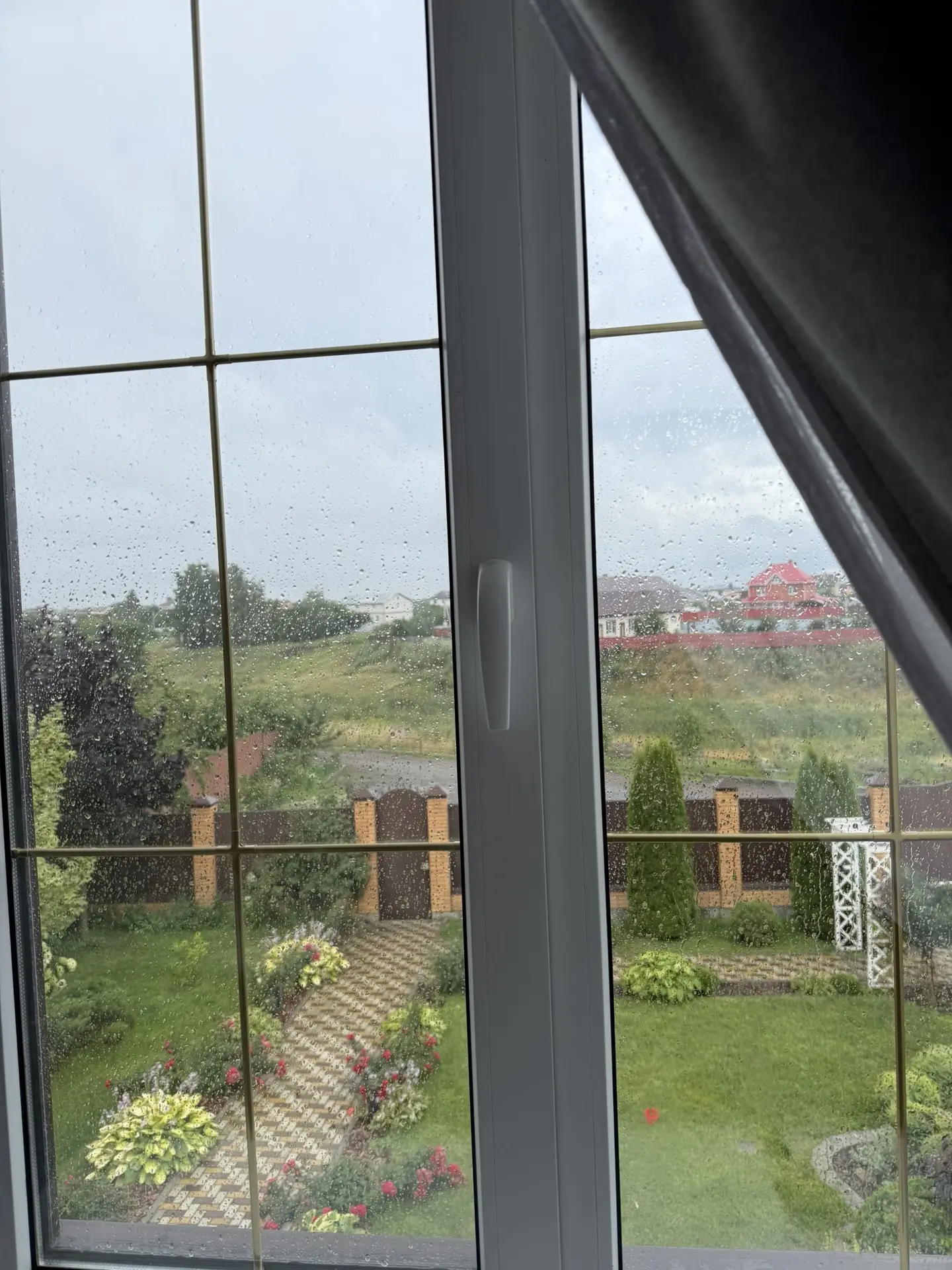 Всем доброе утро!🌿
Дождь поливает , холодно, надели толстовки. 

Настроение выбирать школьное детям