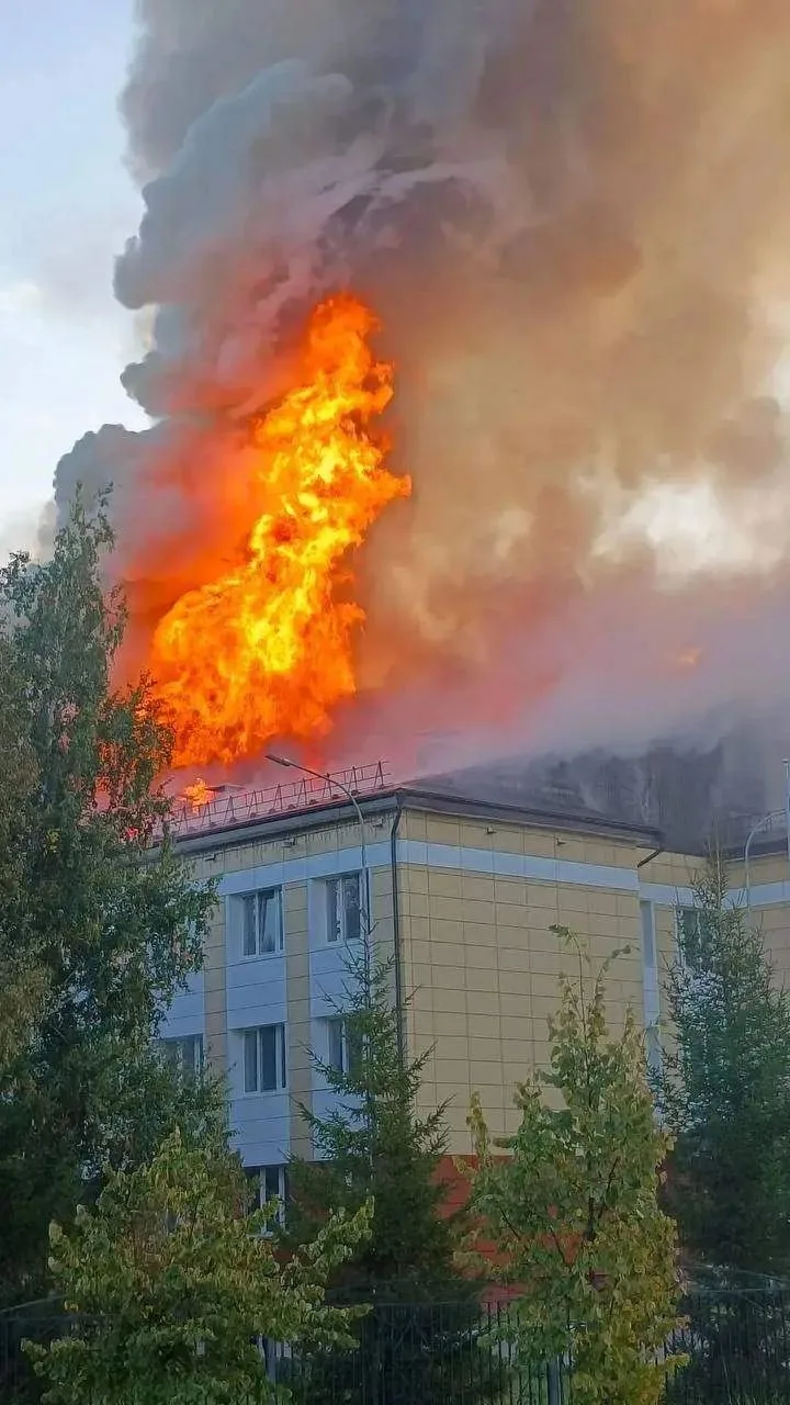 Утром с мальчиками ехали в школу и увидели высокий столб черного дыма, пожар рассуждали...