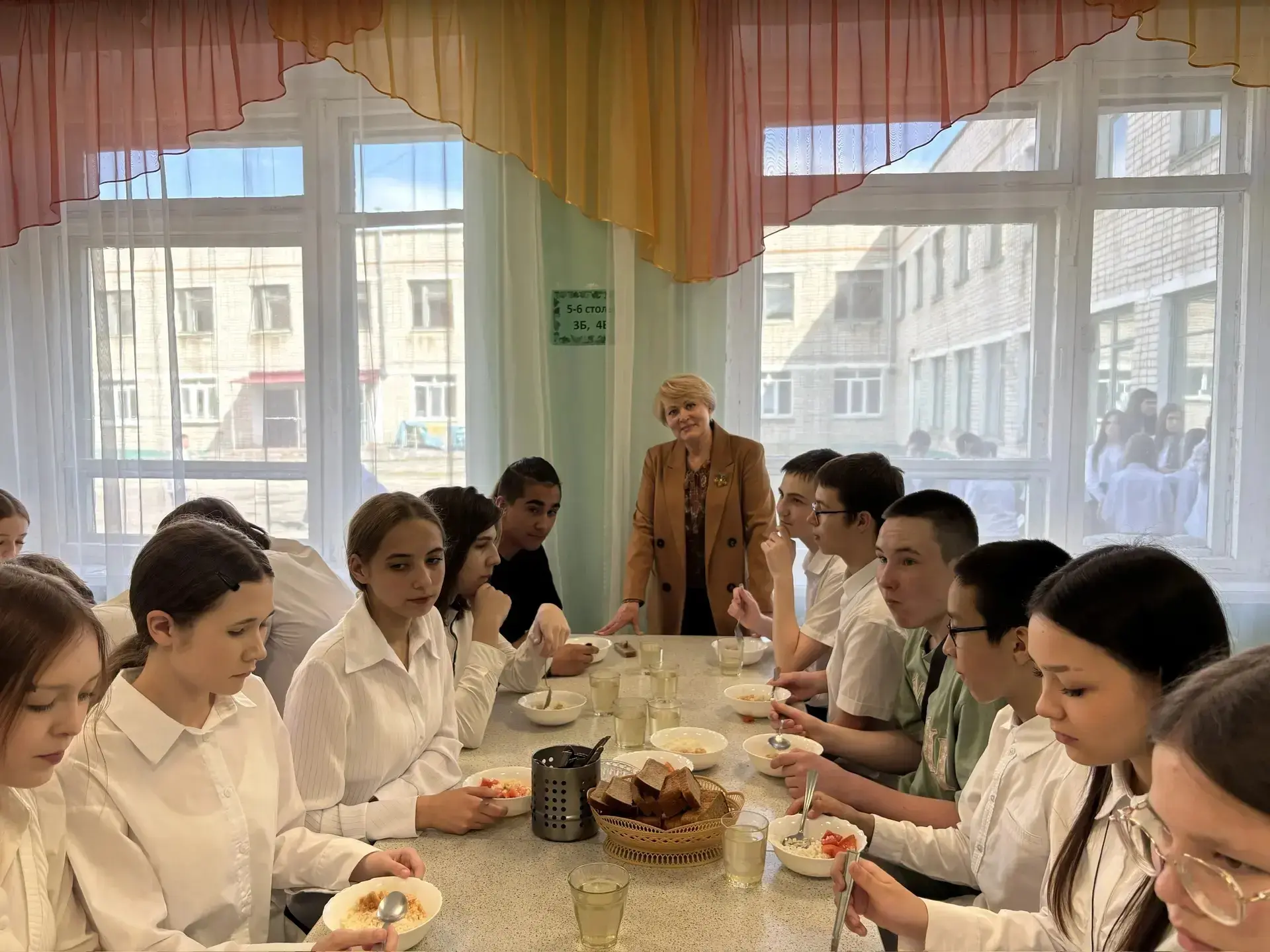 Вчера, 25 мая, утро у 8 «А» класса началось не с обычного урока, а с душевного завтрака...