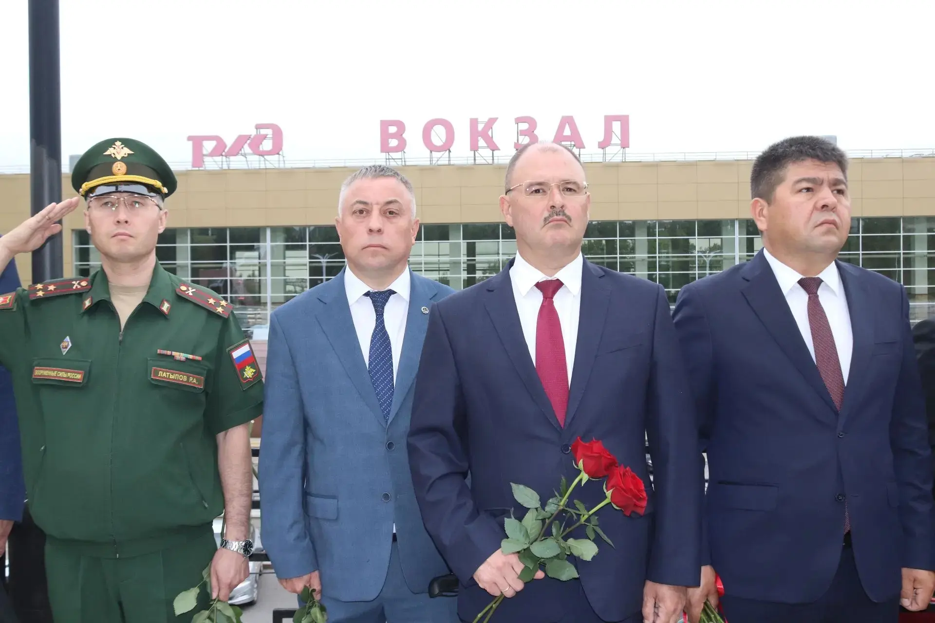 Сегодня, в День памяти и скорби, на площади перед железнодорожным вокзалом состоялась церемония возл