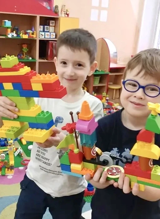 ВОЛШЕБНЫЙ МИР 🤩 В дошкольной «Глории» работает кружок «Волшебный мир Лего», занятия в котором ведёт 
