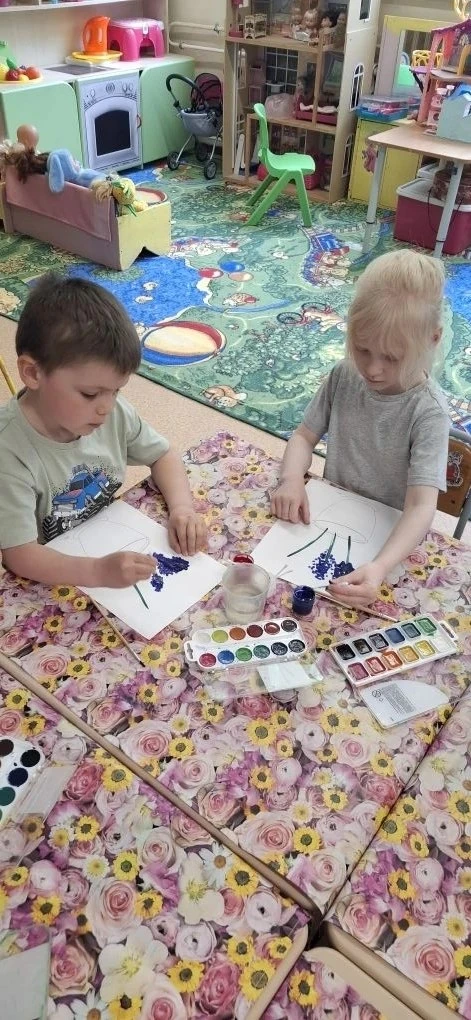 🎨 Творчество в группе «Ежевичка»: рисуем ватными палочками!

Наши воспитанники из группы «Ежевичка»