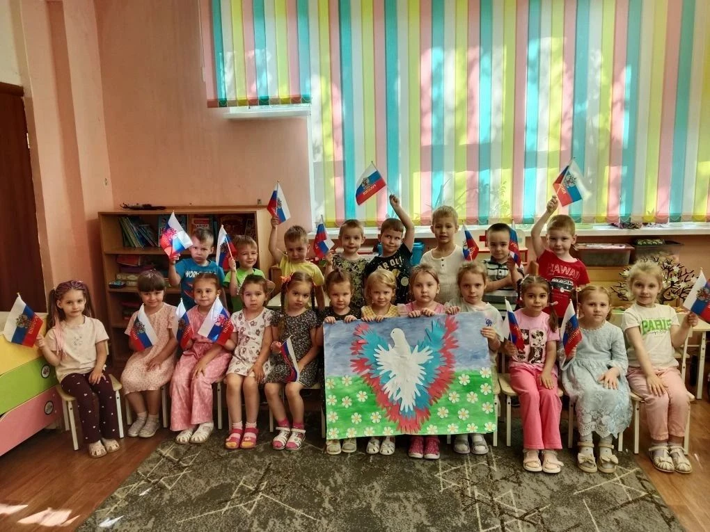 🇷🇺Ко "Дню России" ребята из группы "Затейники" выучили  стихотворение про нашу Родину и сделали ко