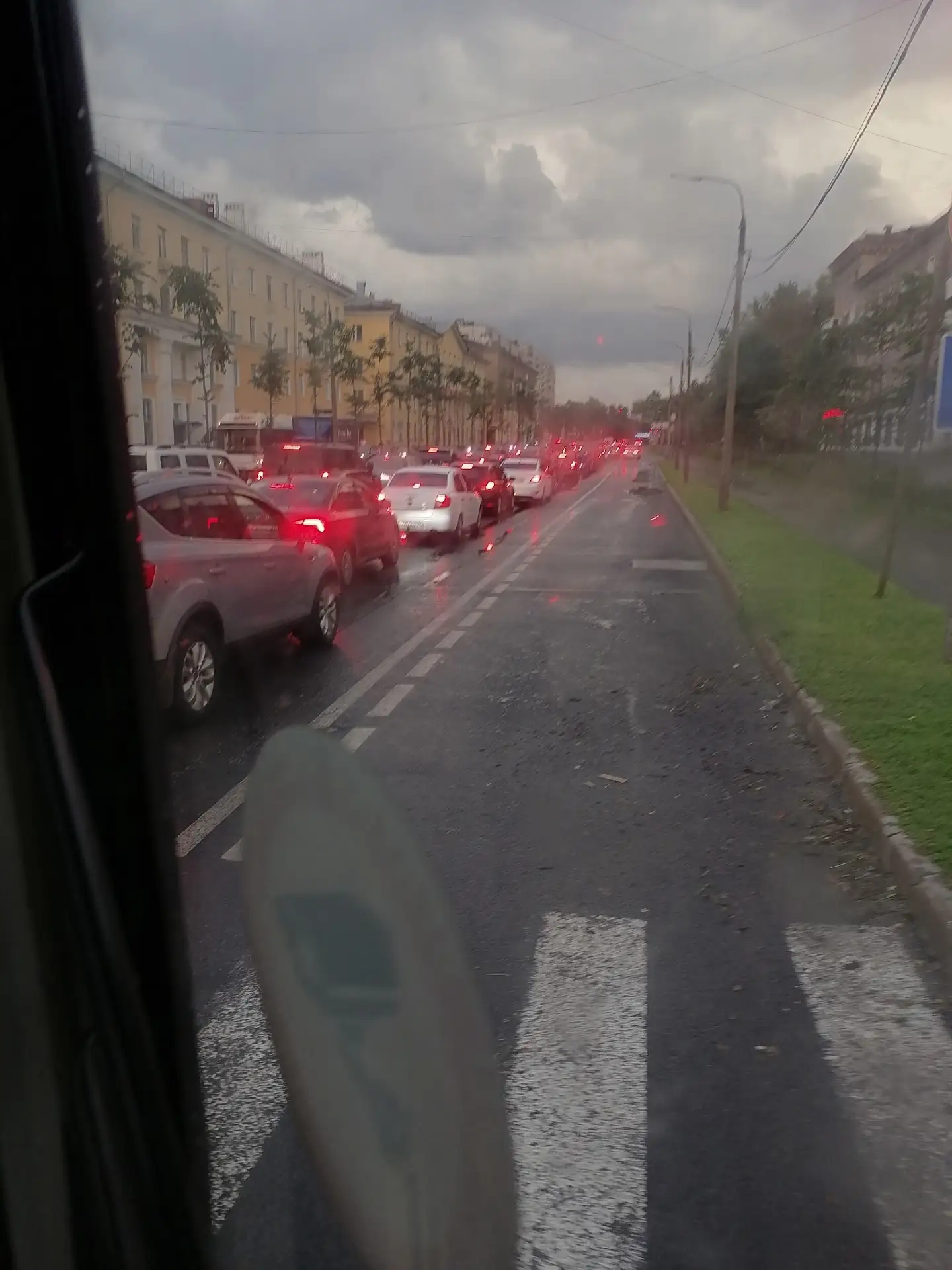 После ливня улицы Ленина и Комарова затопило. На Октябрьском мосту пробка. Сталеваров т...