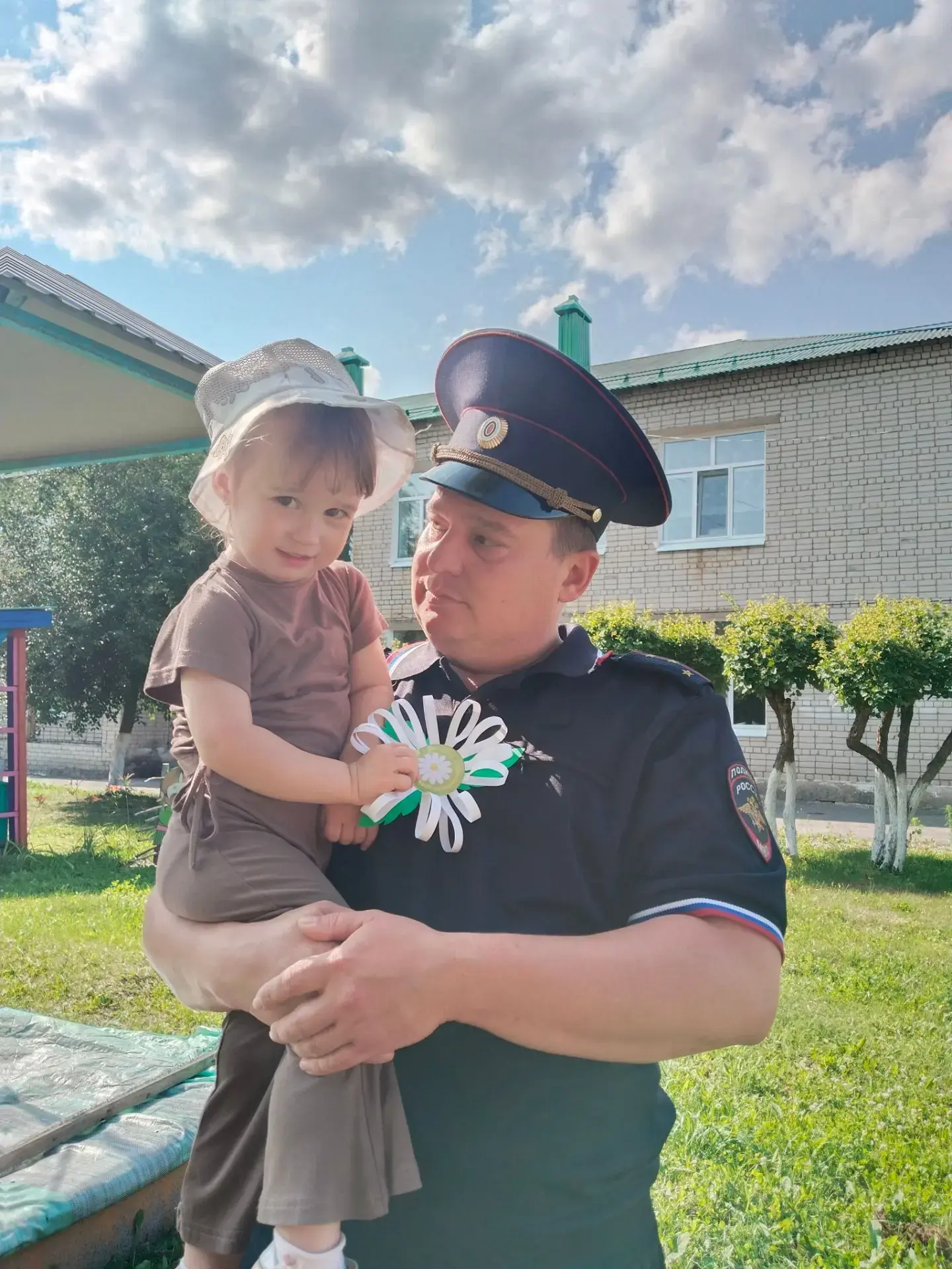 🌼8 июля в детском саду прошла акция «Символ праздника – ромашка», дети изготовили и вручили всем ро