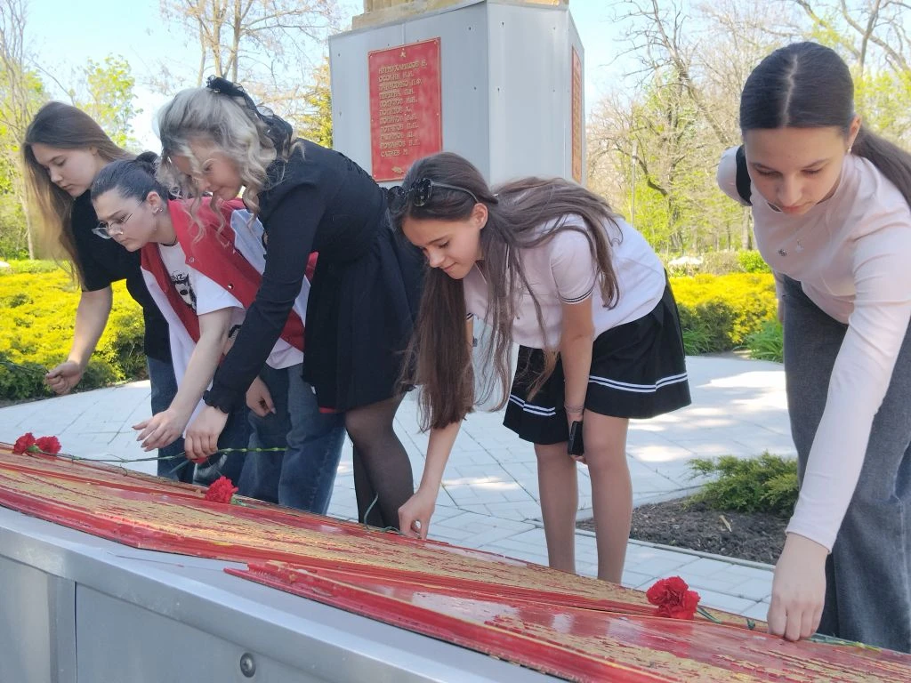 🎖🇷🇺В нашей школе существует традиция ежегодного возложения цветов в канун