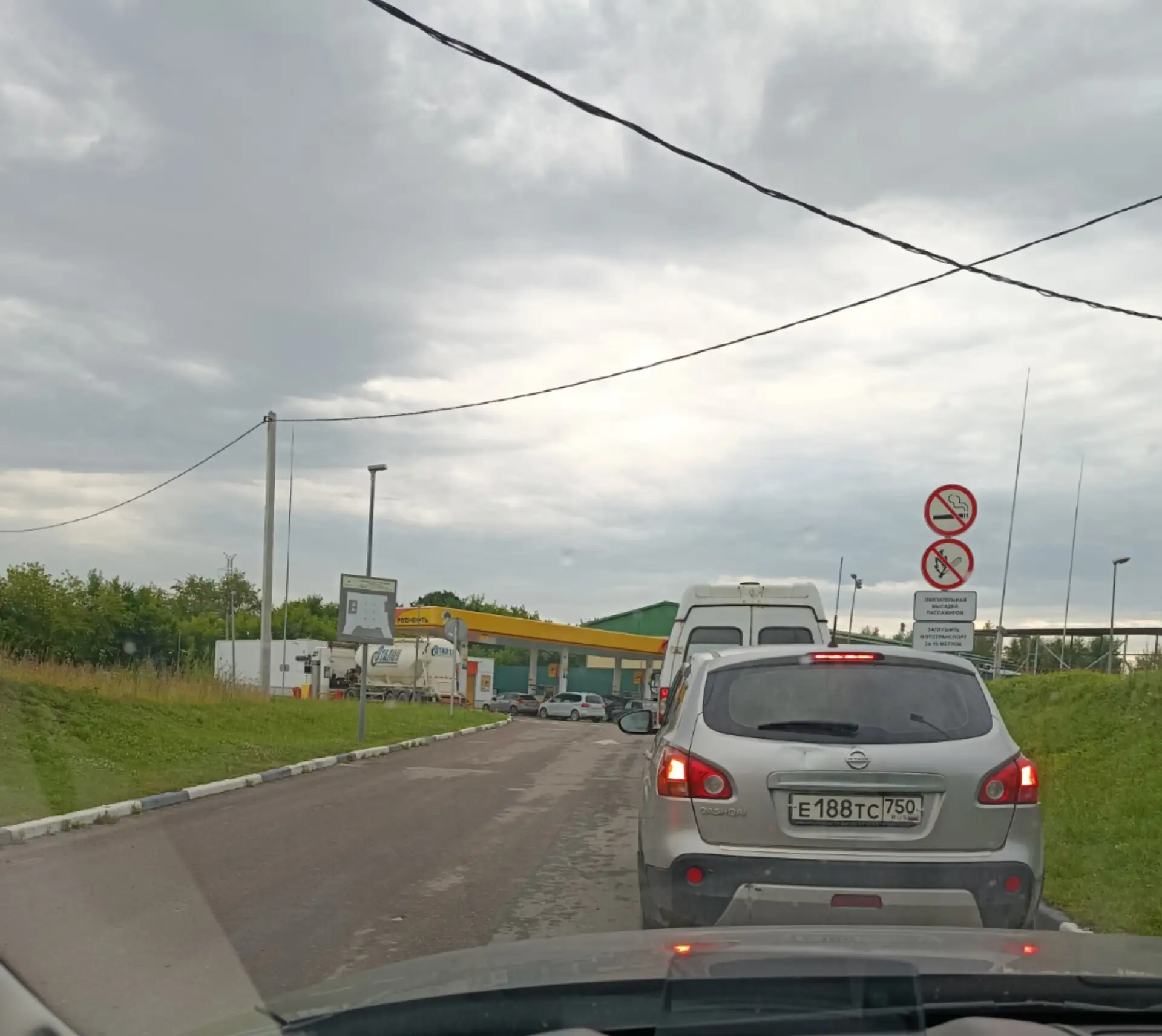 Заработаю 15 рублей. Проблем у меня с заправкой нет. До полного 5-10 литров не доливаю ...