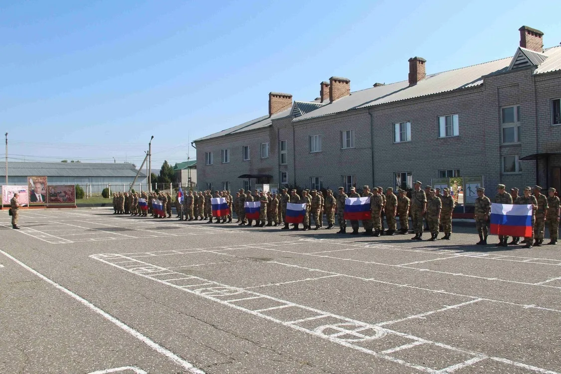 🇷🇺 В подразделениях грозненского соединения по случаю Дня Государственного флага Росс...