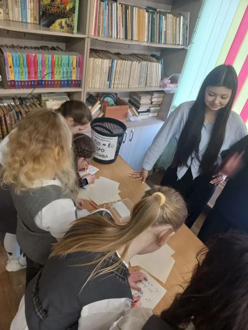 Сегодня в школе стартовала весенняя Неделя психологии. В библиотеке была организована территория пси