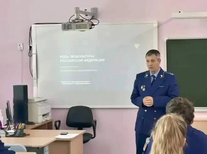Ученики профильного класса порадовали магнитогорского прокурора знанием истории России