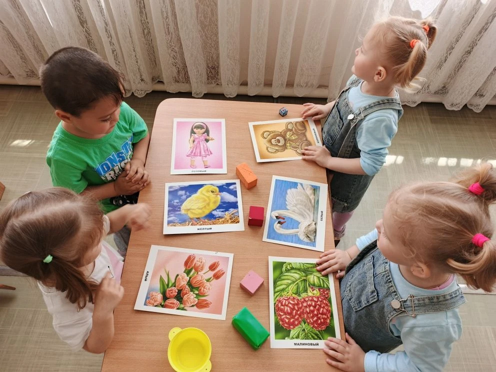 Изучение цветов в младшей группе (2–3 года) строится на игровых методах, направленных н...