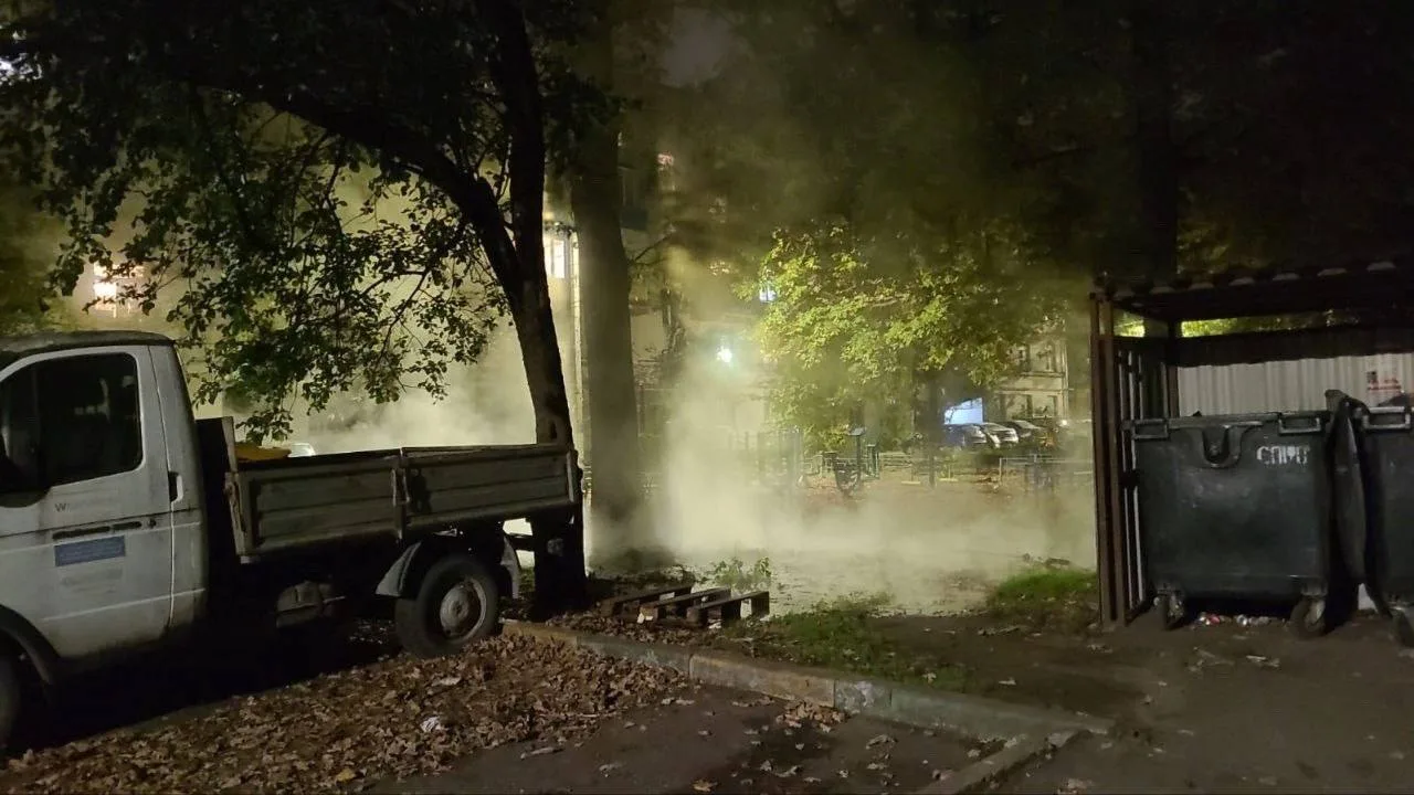 Во дворе дома № 3 на улице Чапаева около трех суток круглосуточно течет кипяток, залива...