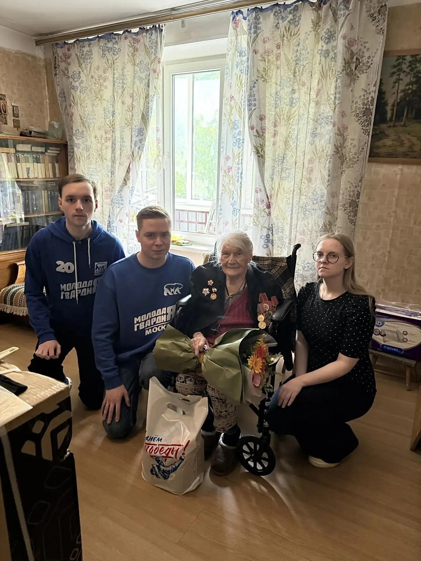 Молодогвардейцы САО г. Москвы поздравили ветеранов района Коптево с Днём Победы!