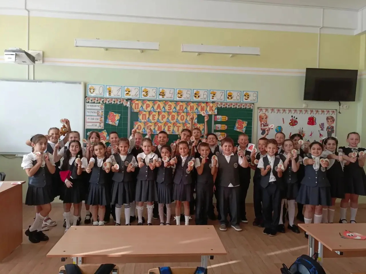 📣 Сегодня во 2 «А» случилось историческое событие — Праздник первой отметки! 🥳