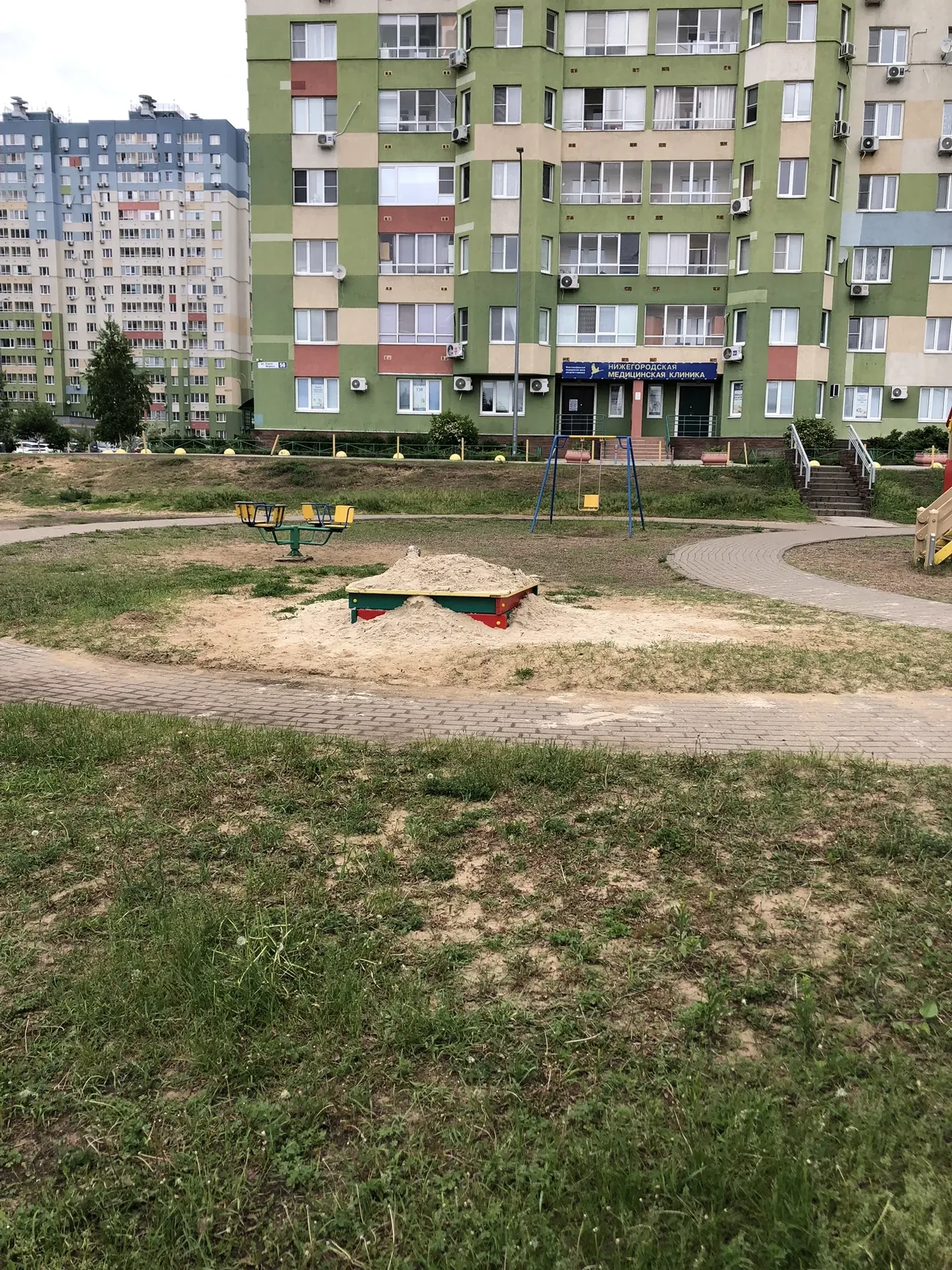 В преддверии лета завезли новый песок в песочницы ЖК "Седьмое небо".