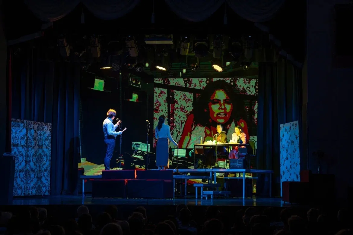 Спектакль о масках и искренности 🎭   В Доме культуры на площади Пушкина состоялась премьера спектакл
