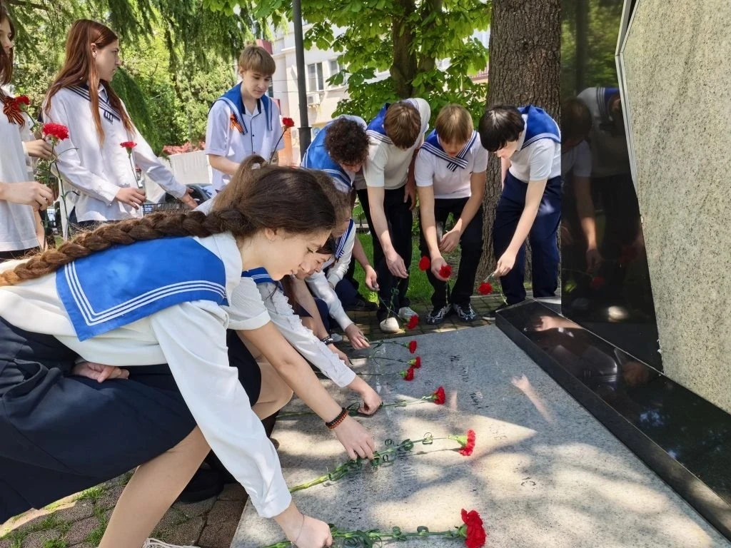 Сегодня наши школьники приняли участие в памятной акции, приуроченной ко Дню Победы 🌺  Накануне, в р