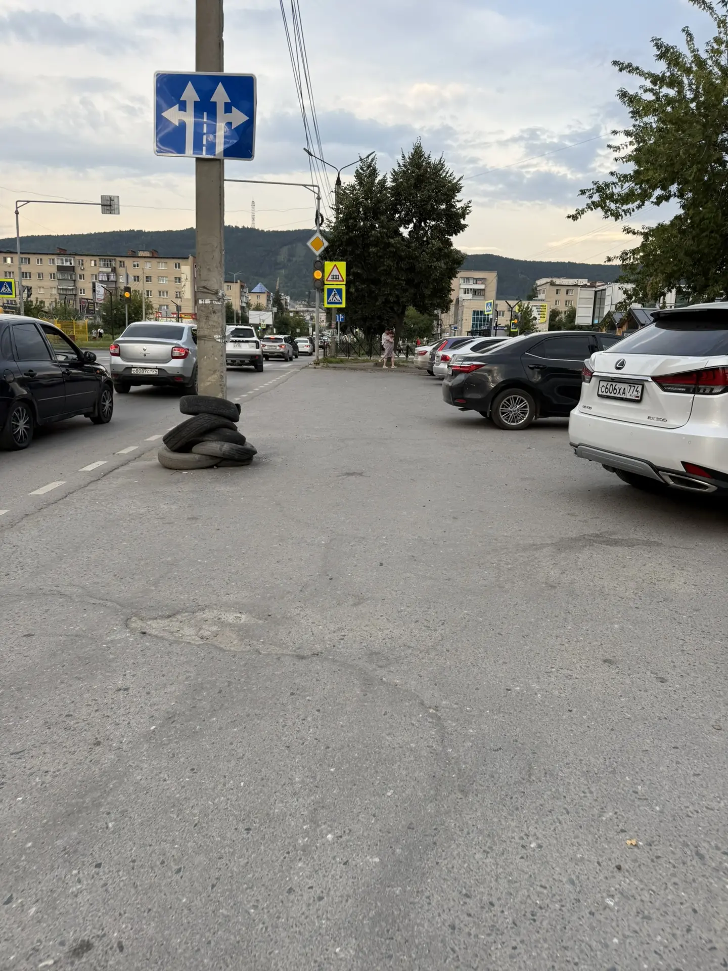 Зачем так шины на столб сделали?! Убрать администрация не хочет ?
