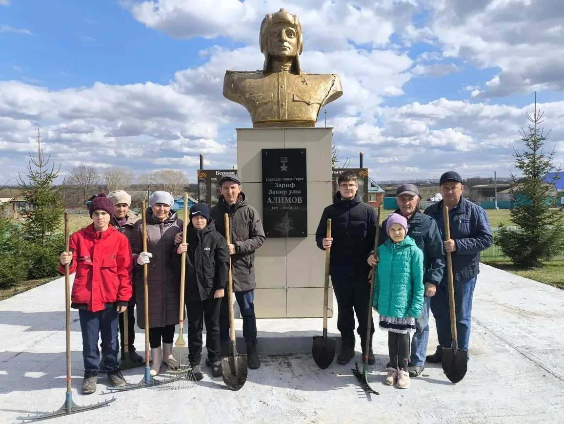 Всероссийский субботник прошёл делом: территория у памятника Герою Советского Союза Алимову Зарифу З