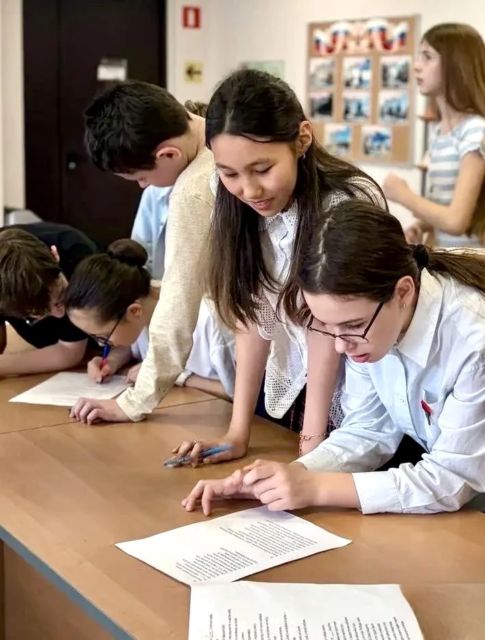 ИСТОРИЧЕСКАЯ ПАМЯТЬ 🗓️ С 5 по 7 мая ученики 5-6 классов корпуса на #Белозерская12 на переменах путеш
