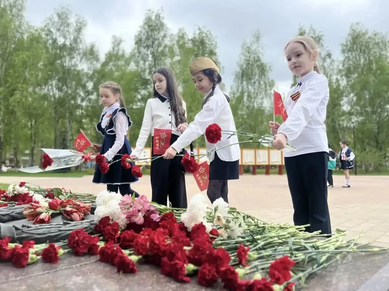 🕊️Память, воплощённая в красных гвоздиках  Ученики 2 «Г» и 3 «Г» классов приняли участие в патриотич