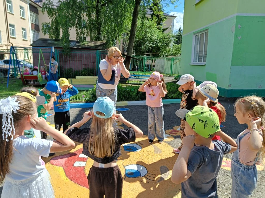 Сегодня ребята подготовительной группы "Ягодки" отправились на поиски сундука с сокровищами. Детям н
