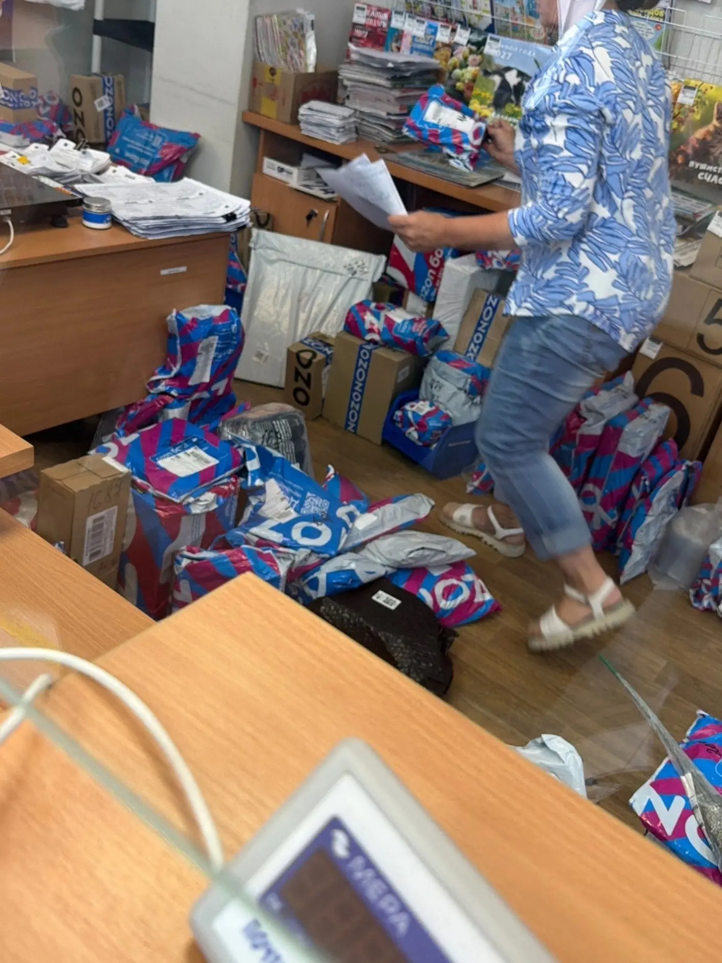 На почте наверняка "очень рады" проблемам с доставкой у Озон.