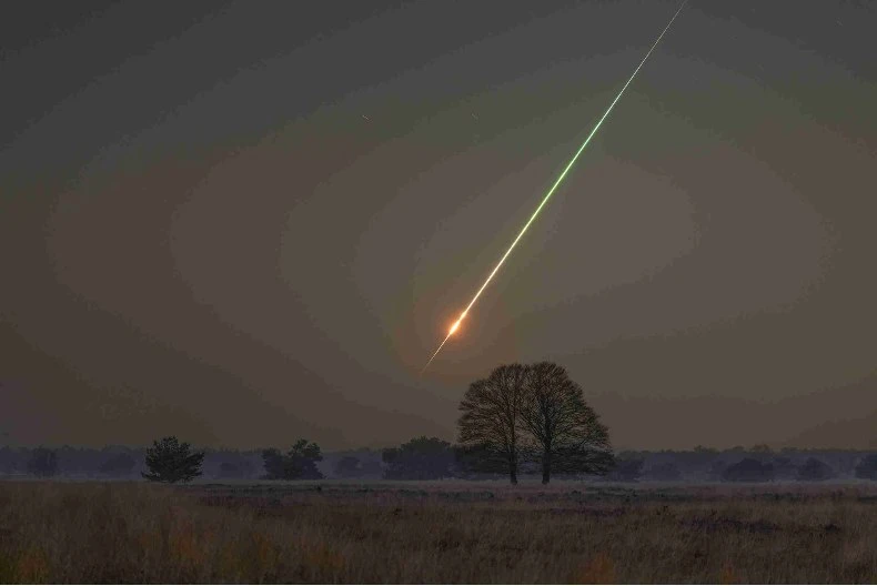 🌠 Семь стадий полёта объясняют, как космические камни выживают в воздухе