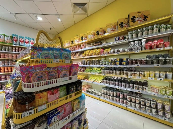 В Москве открылся первый магазин сети азиатских снеков Snax
