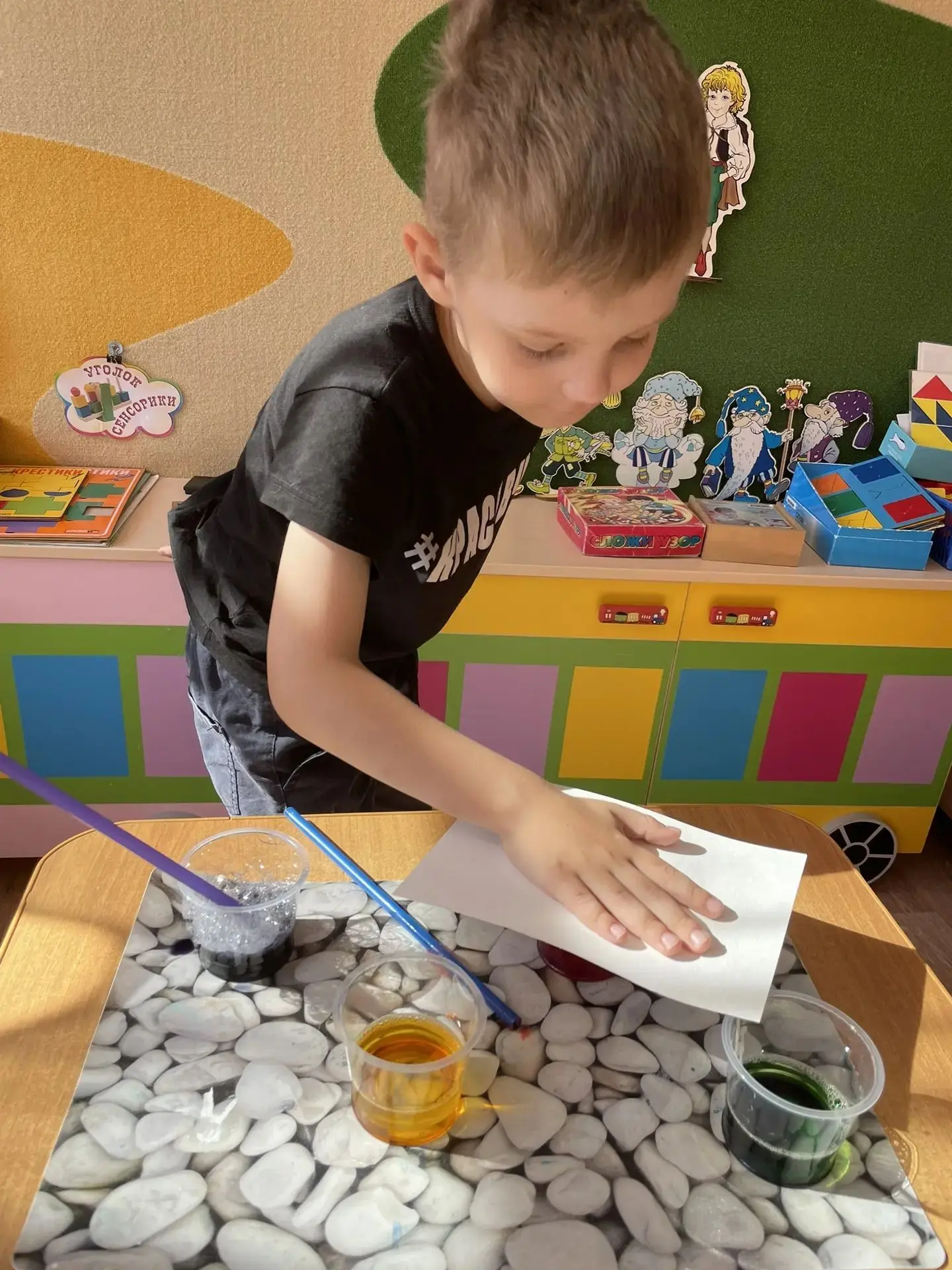 Соломинку простую сейчас возьму я в рот,
Воды в нее втяну я, потом слегка подую в соломинку -
И вот,