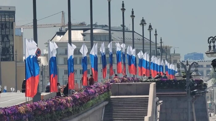 Около 750 флагов и декоративных элементов установили в Москве в честь Дня России 🇷🇺♥️