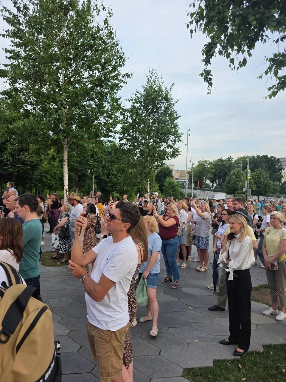 В парке «Зарядье» на мультимедийном фасаде «Матрешки Москвы» появились новые герои.

Увидеть уникаль