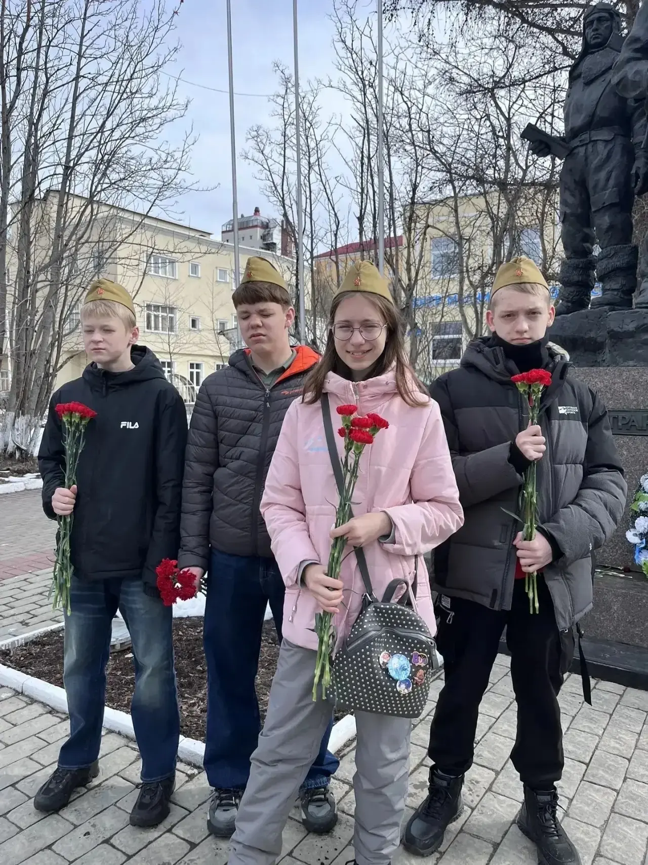 🕊 Сегодня у памятника «Пограничники Арктики» стало чуть теплее — туда пришли наши восьмиклассники с 