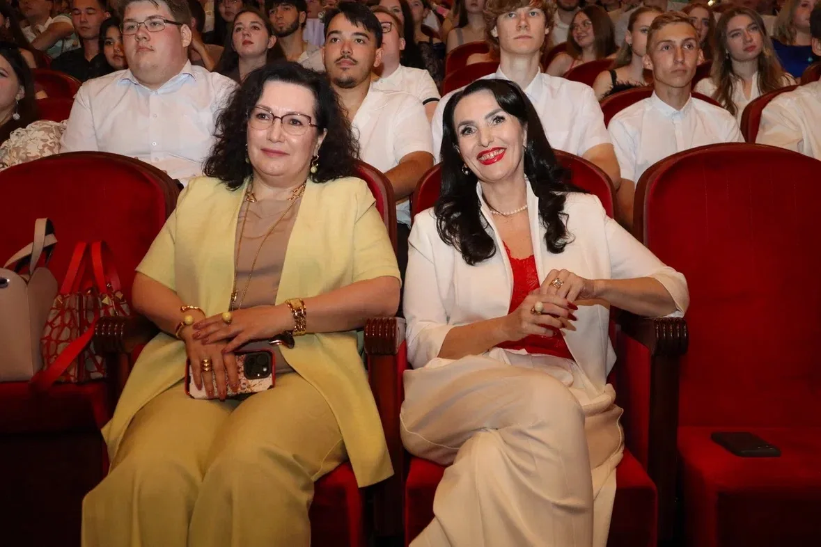 🌸 ГЛАВНЫЕ ЗРИТЕЛИ — ГОРДЫЕ РОДИТЕЛИ!

💞 Наши выпускники разделили радость получения дипломов с сам