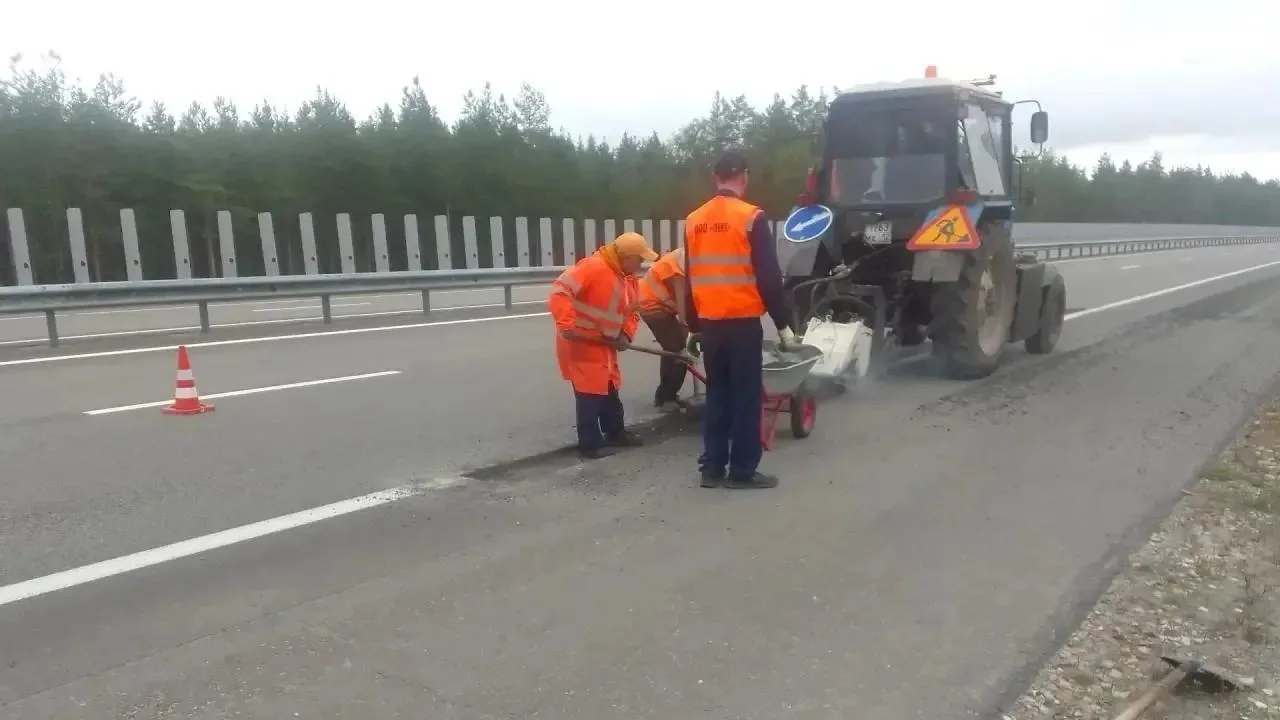 В Марий Эл на загородных трассах ямы заливают горячей асфальтобетонной смесью