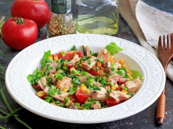 🥗 Салат с тунцом, кукурузой и помидорами