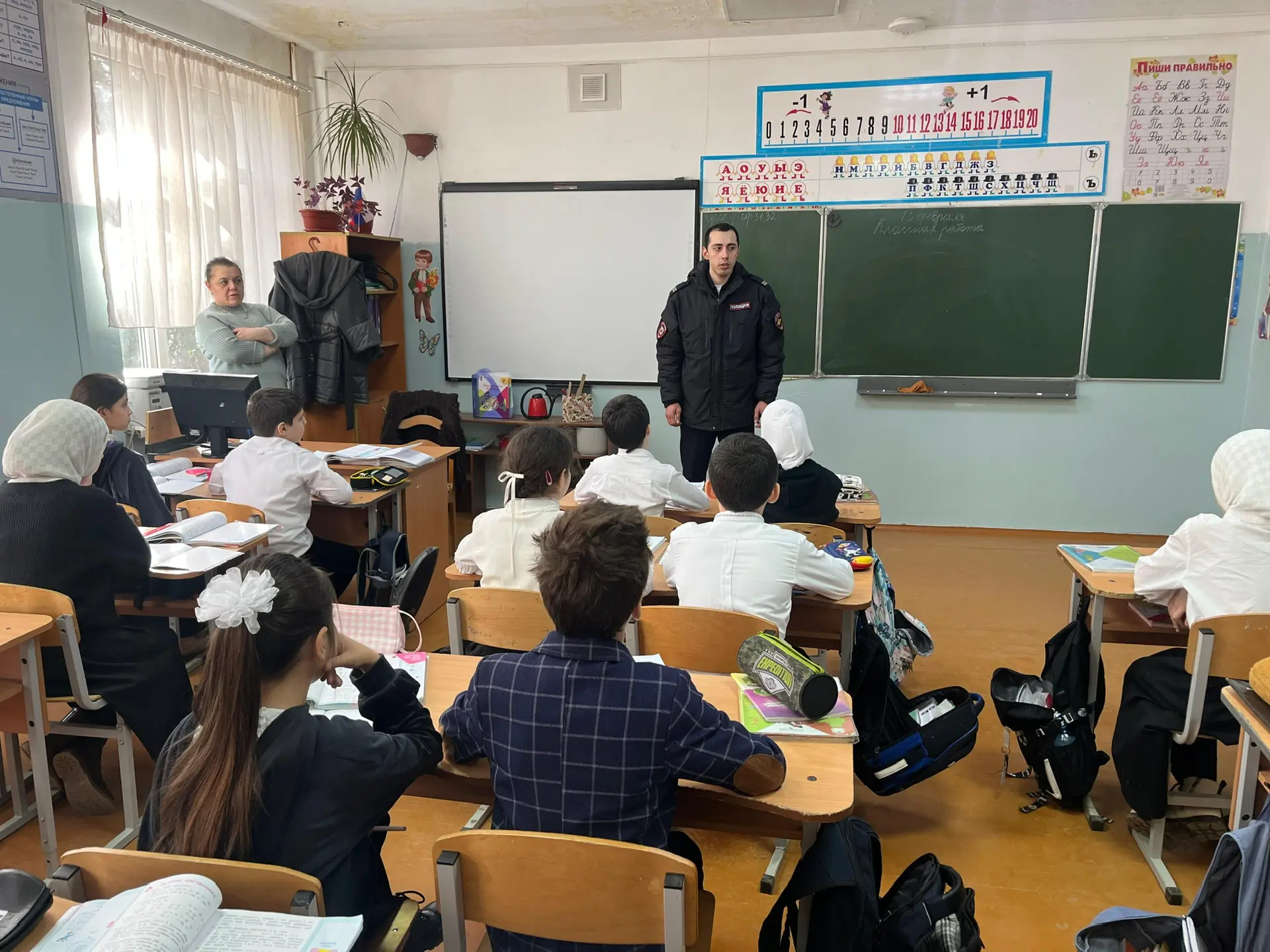 Инспектор ПДН Махумудиев Омар Гаджикадиевич провел профилактическую беседу с учащимися начальных кла