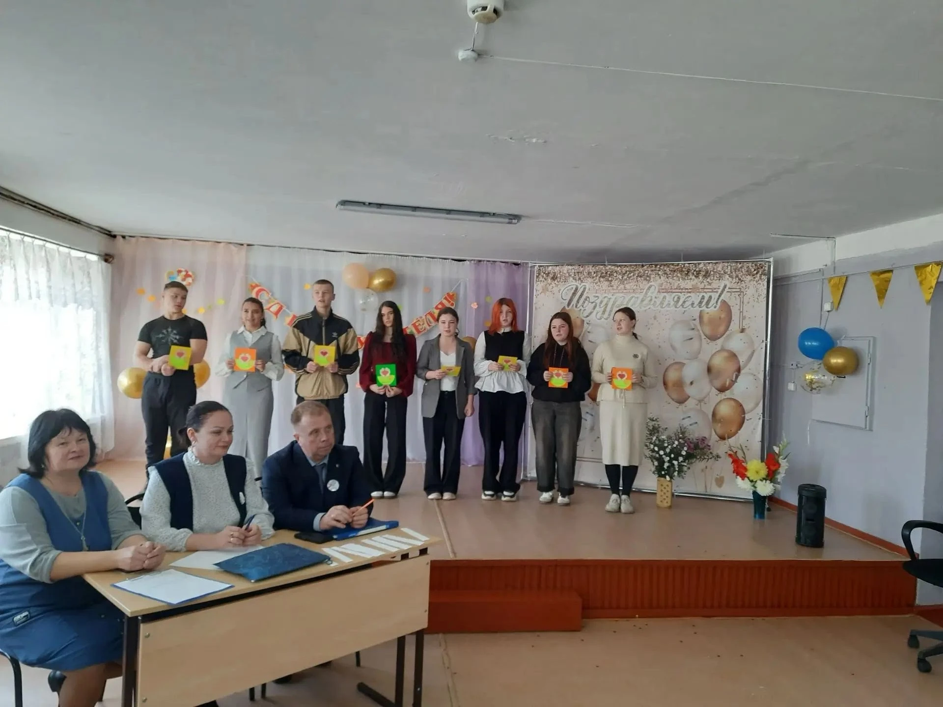🌷 ДЕНЬ УЧИТЕЛЯ В ЛУЗЕ: КОГДА СТУДЕНТЫ И ПРЕПОДАВАТЕЛИ МЕНЯЮТСЯ РОЛЯМИ! 🎓❤️
