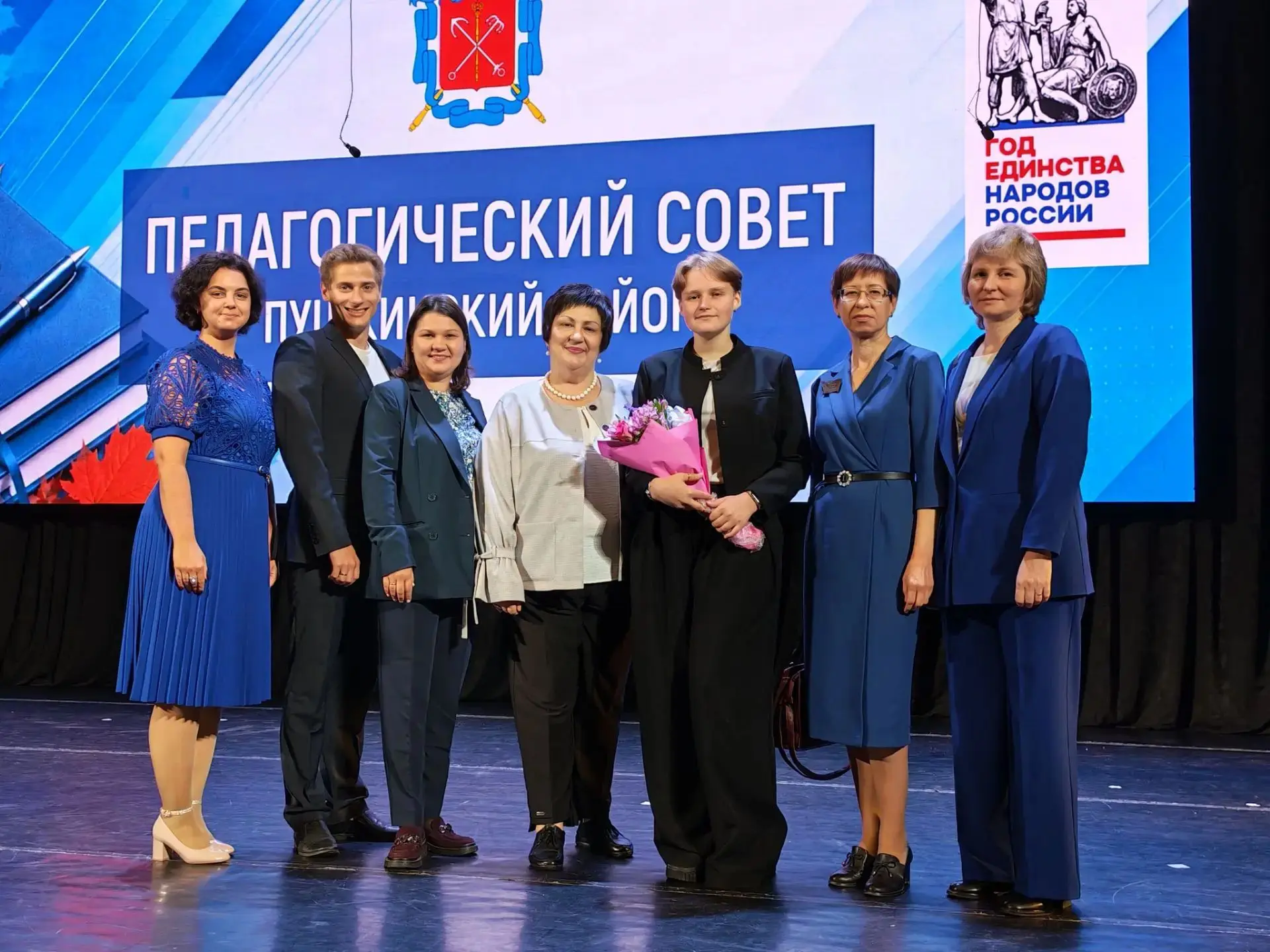 Сегодня наш дружный педагогический коллектив во главе с директором Урюпиной Натальей Ми...