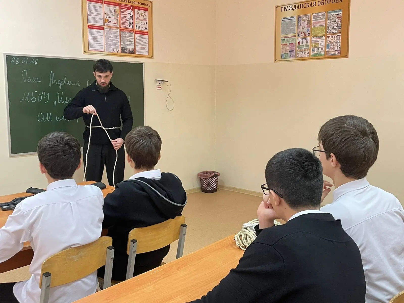 Занятие в объединении «Подготовка к олимпиаде по ОБЗР» 
 📌Тема:Вязание страховочных узлов 
Цель:нау