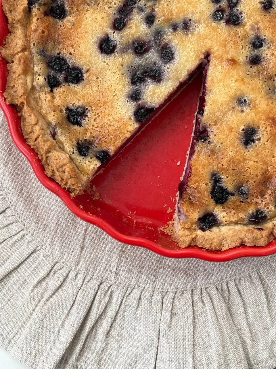 Сейчас самый разгар ягодного сезона и мы с Демьяном решили испечь пирог с черникой. Его долго уговар