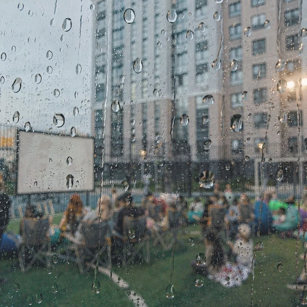 Друзья!
Сегодня, увы, снова отменяется кинопоказ: синоптики обещают дождливый вечер 😢